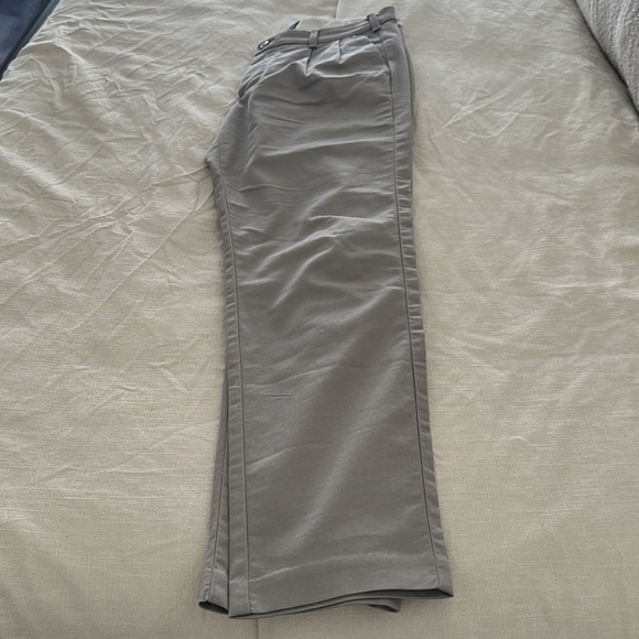 Abercrombie & Fitch - Pleated Pants 30x30 in Light Gray - Picture 2 of 3
